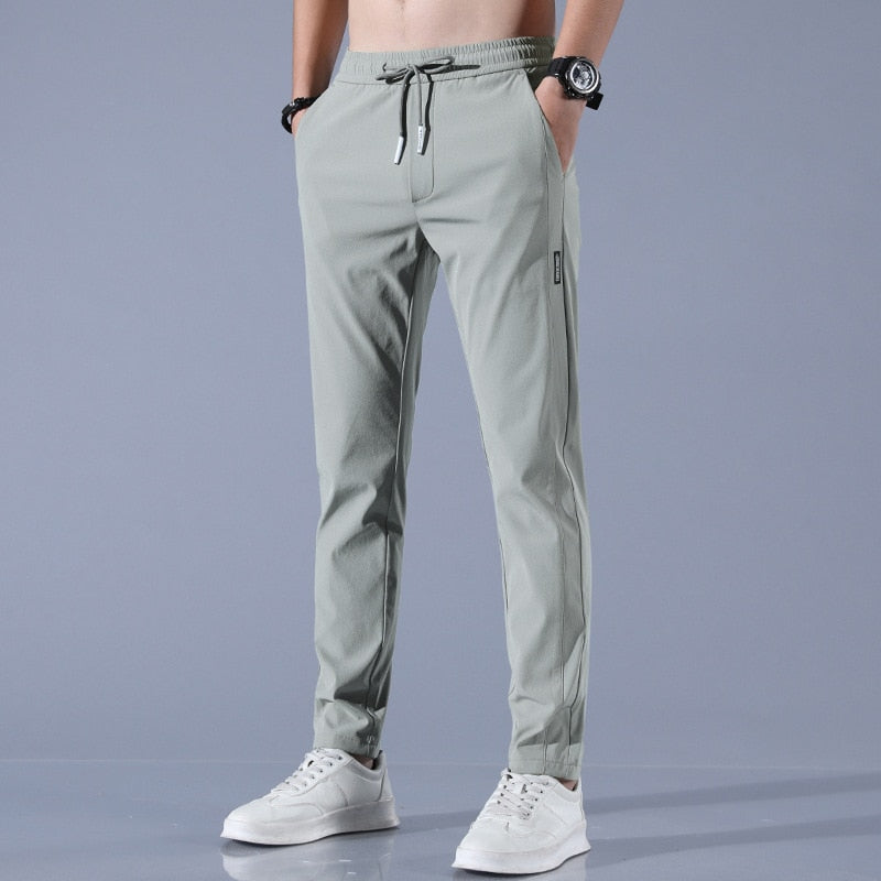 Moderne Herren Sport-/Freizeithose. Tapered Passform, Slim Fit & Elastikbund für Jogging & Komfort.
