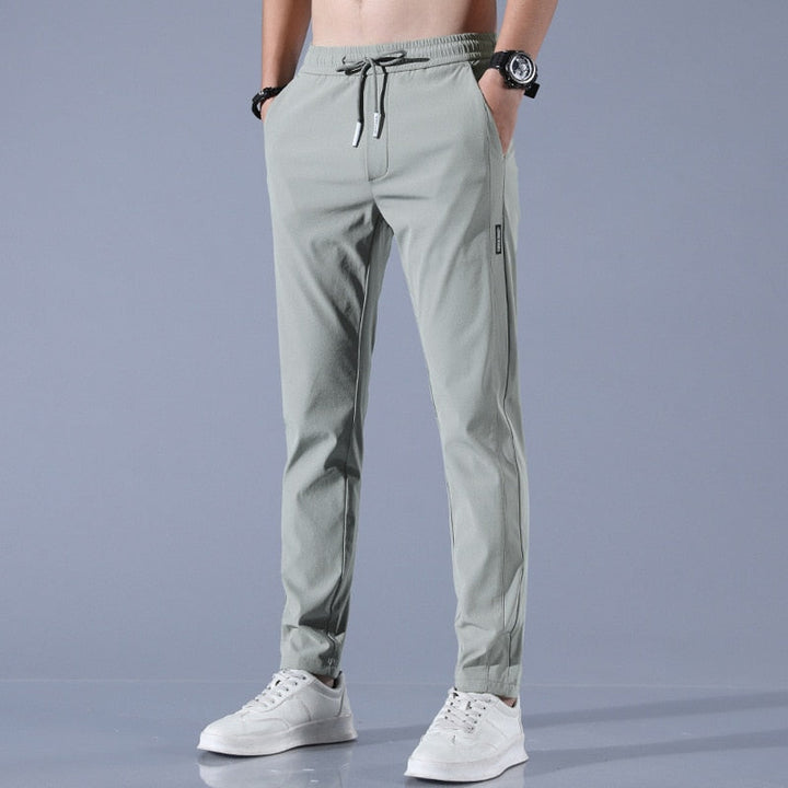 Moderne Herren Sport-/Freizeithose. Tapered Passform, Slim Fit & Elastikbund für Jogging & Komfort.
