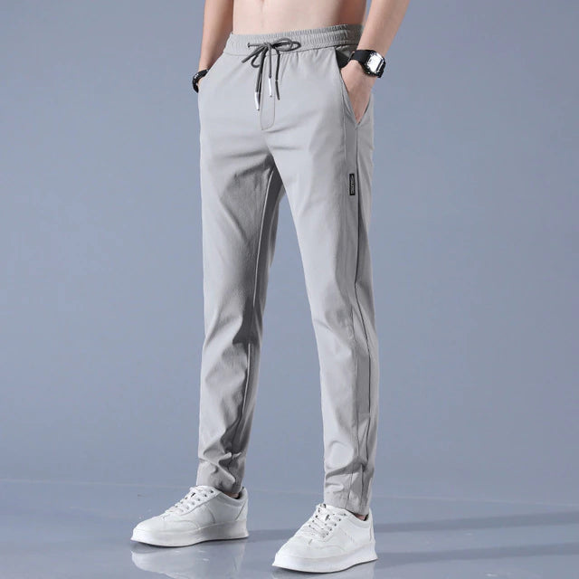 Stylische Herren Jogginghose mit Tapered Passform, Elastikbund. Ideal für Sport, Freizeit & Komfort.