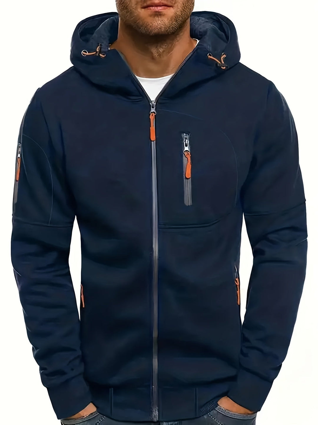 Nahaufnahme Reißverschluss und Kapuze einer robusten Herren Herbstjacke, wetterfest und funktional.