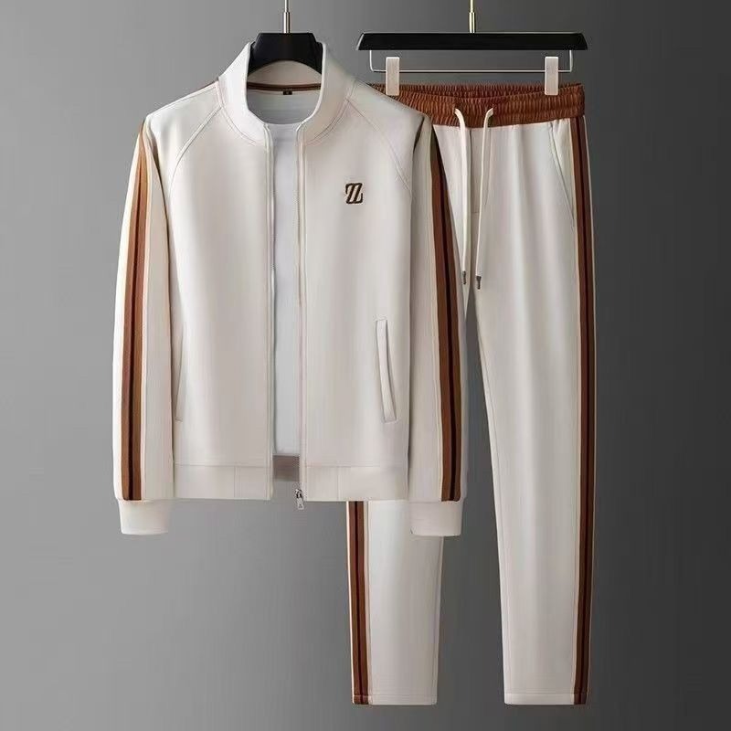 Stilvoller Herren Jogginganzug mit Reißverschlussjacke und Kordelzughose. Moderner Freizeitanzug für Männer.