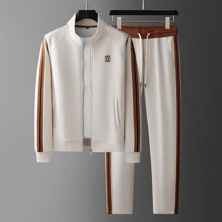Stilvoller Herren Jogginganzug mit Reißverschlussjacke und Kordelzughose. Moderner Freizeitanzug für Männer.