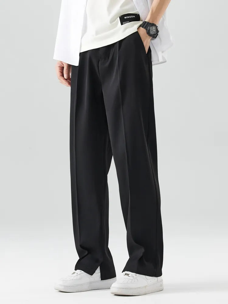 Schicke Herrenhose mit geradem Bein. Lässiger Stil für Frühling. Bequeme Passform für Herrenmode.
