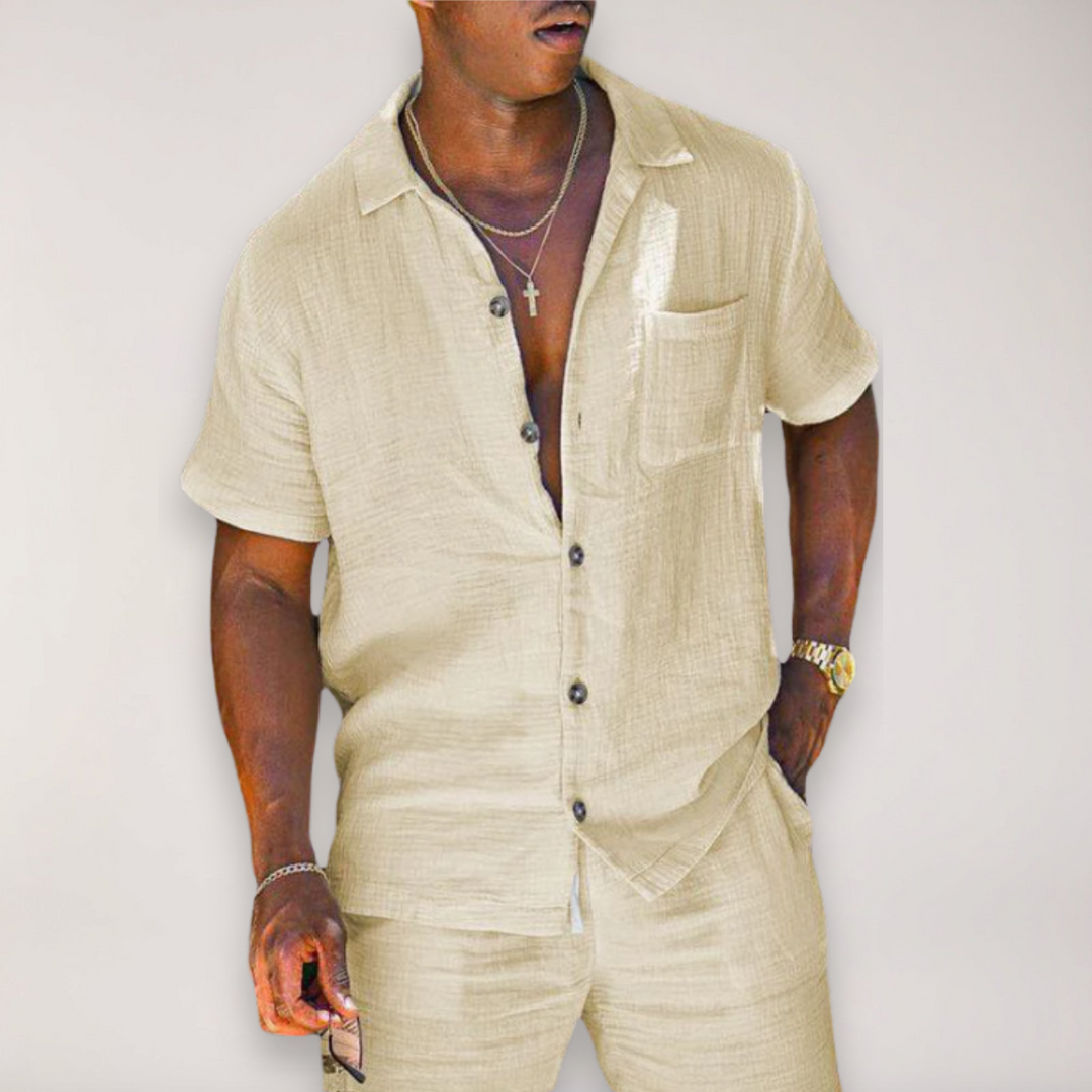 Bequemes Herren Sommer-Outfit, Kurzarm-Shirt und kurze Hose. Lässiger Stil, ideal für Strand & entspannte Tage.
