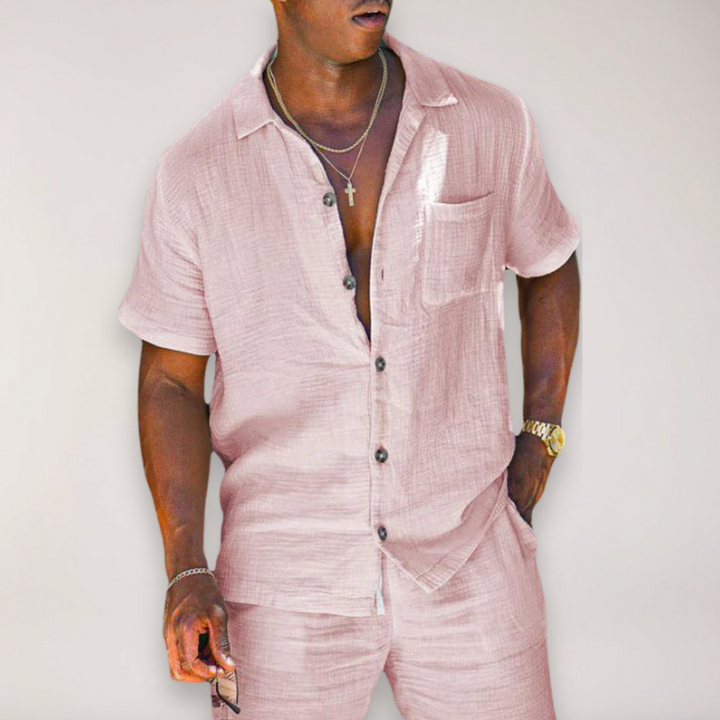 Mann trägt atmungsaktives Herren Zweiteiler-Set, Kurzarm-Shirt & kurze Hose. Perfekt für Urlaub & Strandmode.