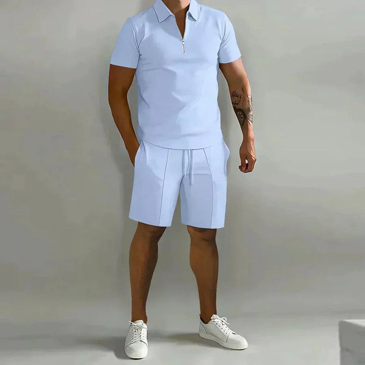 Modell trägt stylisches Herren Sommer Polo- & Short-Set. Perfekt für Strand, Urlaub oder entspannte Tage.