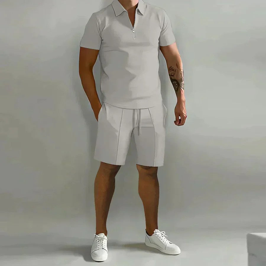 Detailansicht des Herren Casual Sets: weiches Poloshirt und bequeme Shorts. Ideal für warme Sommertage.