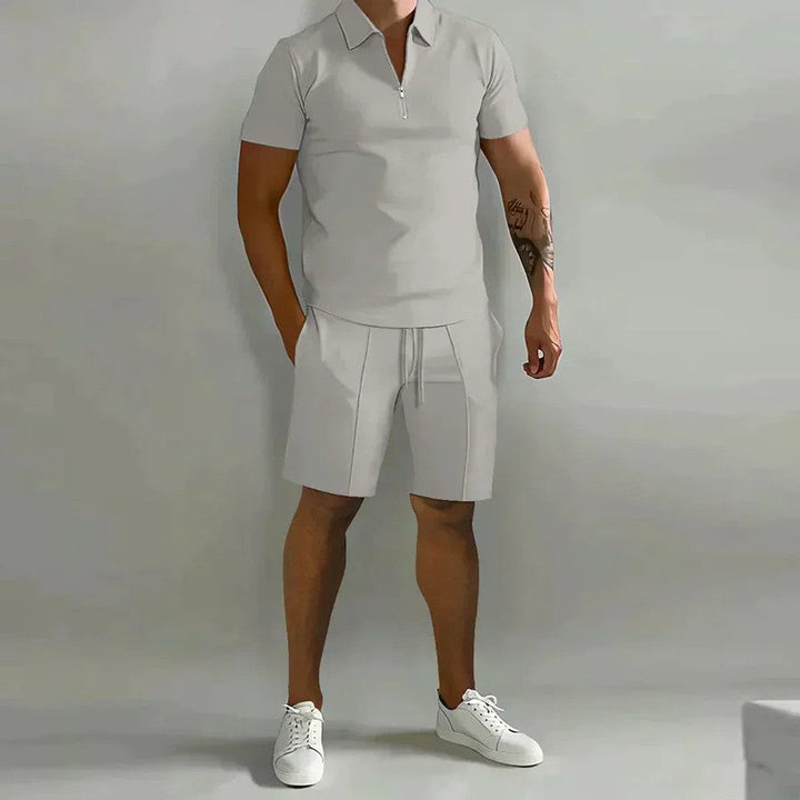 Detailansicht des Herren Casual Sets: weiches Poloshirt und bequeme Shorts. Ideal für warme Sommertage.