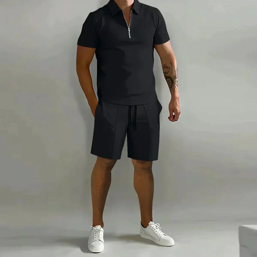 Modernes Herren Sommer-Outfit: elegantes Poloshirt & passende kurze Hose. Stilvoll & atmungsaktiv.