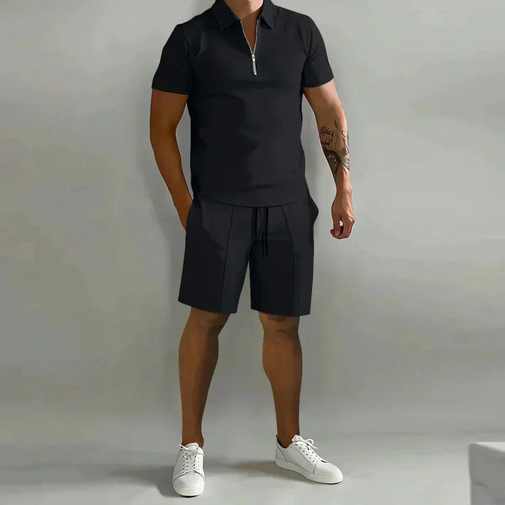 Modernes Herren Sommer-Outfit: elegantes Poloshirt & passende kurze Hose. Stilvoll & atmungsaktiv.