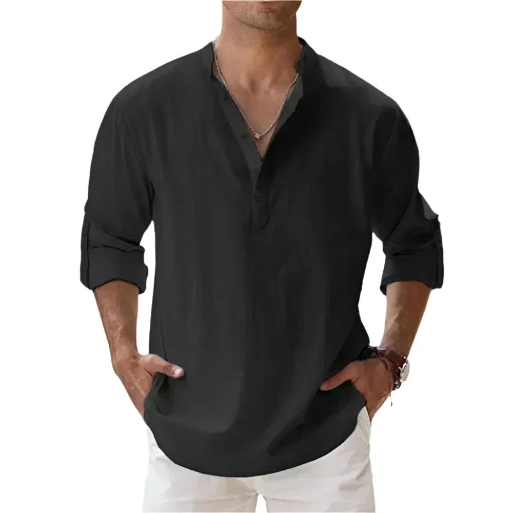 Nahaufnahme des Stehkragens und der Knopfleiste eines stilvollen Herren Henley-Shirts mit Langarm.