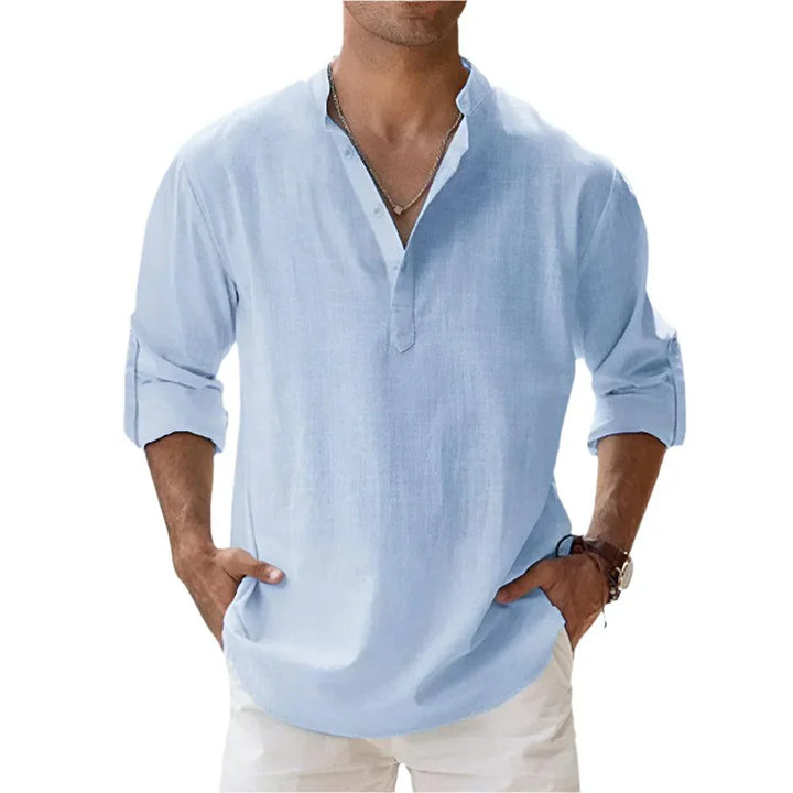Mann trägt elegantes Langarm Henley-Shirt mit Stehkragen, perfekt für einen entspannten Casual-Look.