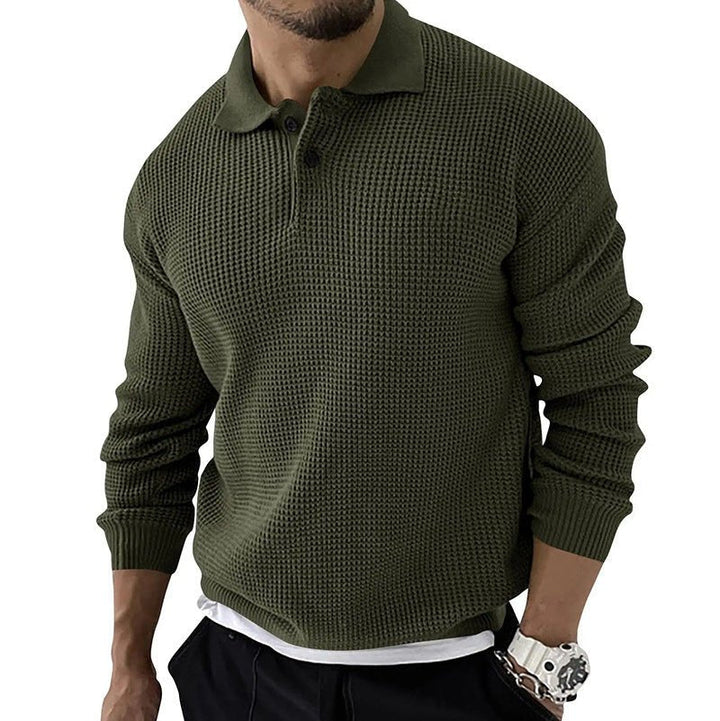 Detailansicht: Kragen und Knopfleiste des eleganten Herren Langarm-Polohemds, ideal für Smart-Casual Outfits.