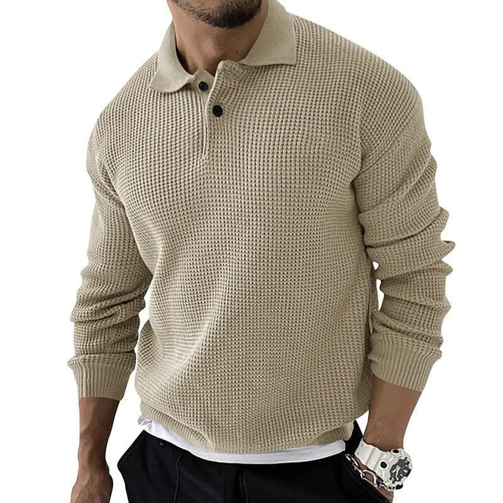 Mann trägt ein stilvolles, beiges Herren Langarm-Polohemd. Perfekt für Casual-Looks im Büro oder in der Freizeit.