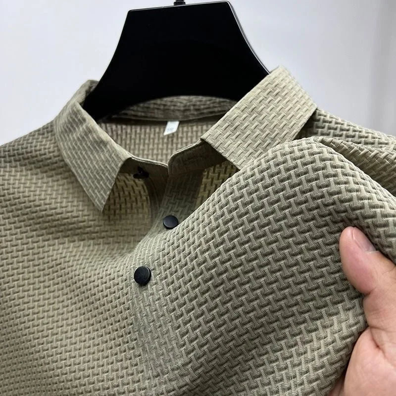 Texturiertes Herren Langarm-Poloshirt für alle Jahreszeiten. Bequem, elegant und in klassischem Stil.