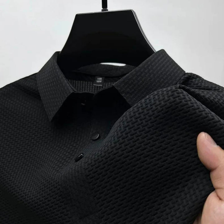 Model präsentiert stilvolles Herren Langarm-Polo, ideal für Freizeitkleidung und herbstliche Looks.