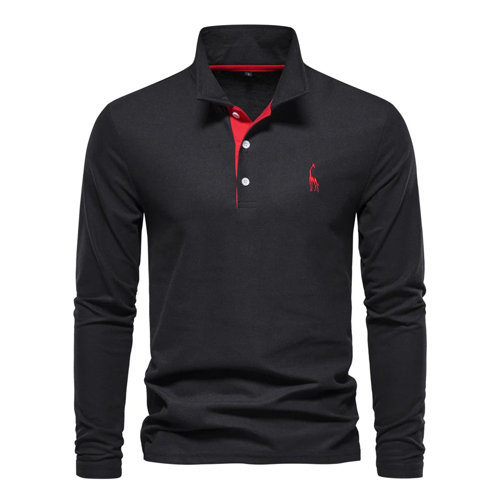 Detailaufnahme des eleganten Herren-Langarm-Poloshirts mit Knopfleiste. Klassische, bequeme Herrenmode.