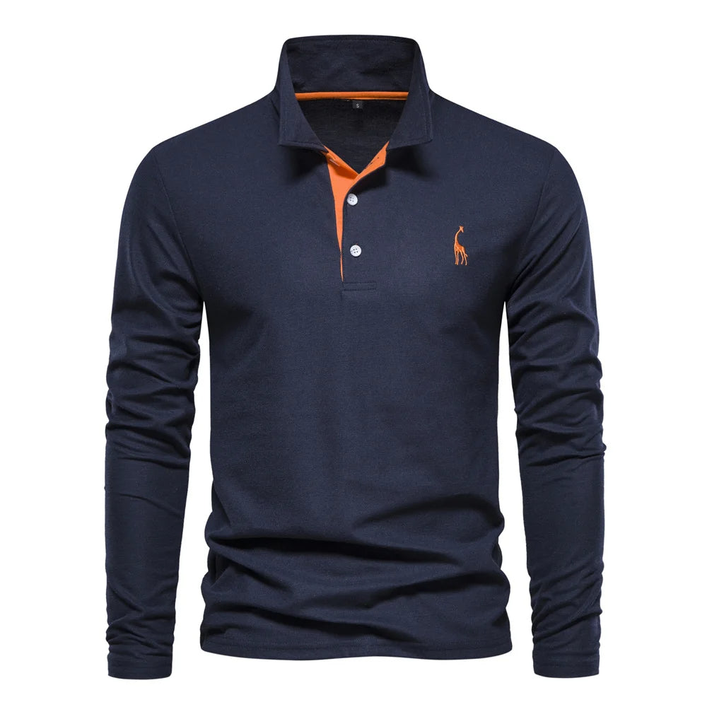 Modell trägt ein stilvolles Herren-Langarm-Poloshirt. Ideal für Business Casual und einen vielseitigen Freizeit-Look.