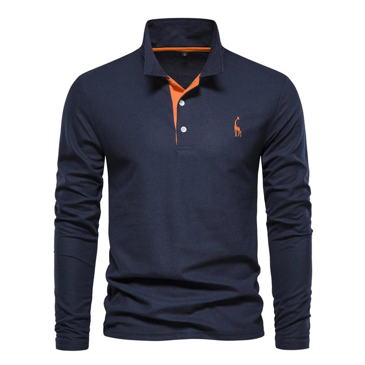 Modell trägt ein stilvolles Herren-Langarm-Poloshirt. Ideal für Business Casual und einen vielseitigen Freizeit-Look.