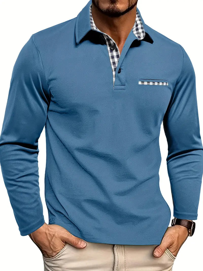 Hellblaues Herren Langarm Poloshirt mit kariertem Kragen und Brusttasche. Stilvolles Langarmshirt für Herrenmode.