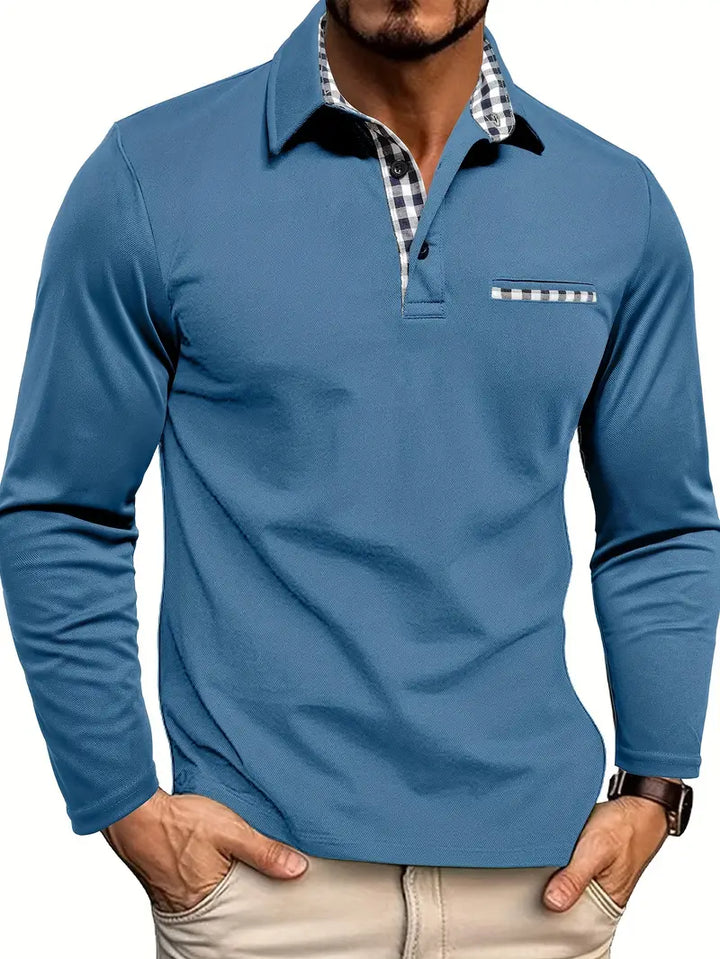 Hellblaues Herren Langarm Poloshirt mit kariertem Kragen und Brusttasche. Stilvolles Langarmshirt für Herrenmode.