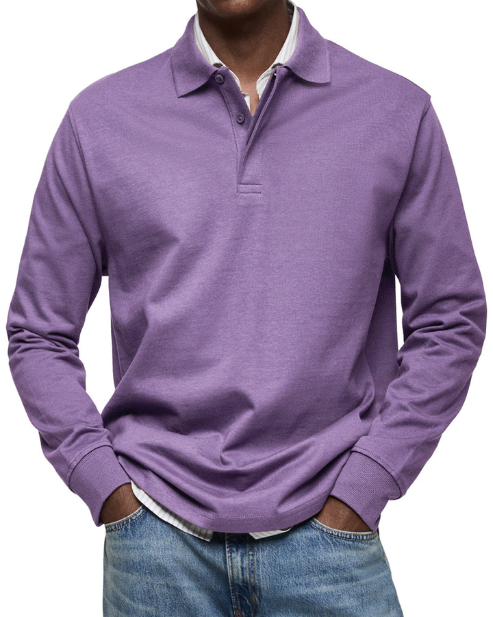 Mann trägt modisches Langarm Poloshirt. Perfektes Oberteil für Business-Meetings oder Freizeit.