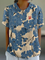 Weiß mit blauen Blumen