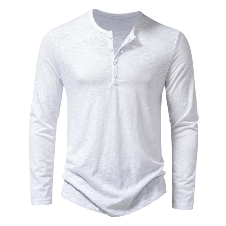 Mann trägt beiges Herren Langarmshirt, entspannt stehend, ideal für lässige Casual- & Business-Looks.