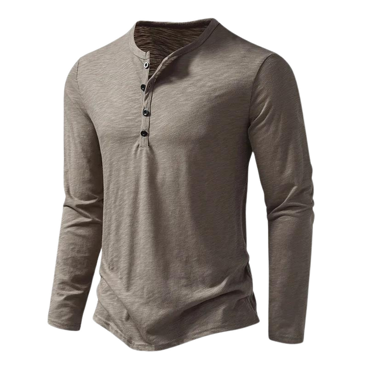 Vielseitiges Herren Langarmshirt in Weiß, kombiniert mit Jeans, perfekt für Freizeit & entspannte Tage.