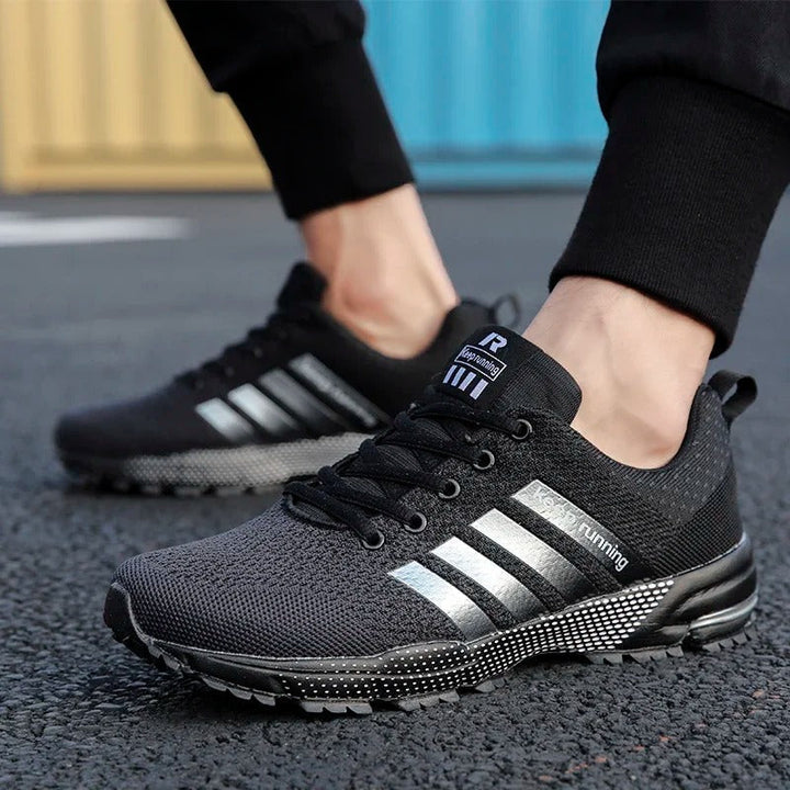 Nahaufnahme der atmungsaktiven Mesh-Struktur der Herren Sportschuhe für kühlen Tragekomfort.