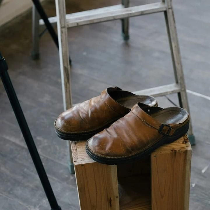 "Herren Leder Hausschuhe, elegantes Design, braunes Leder, weiche Innensohle, orthopädischer Komfort für Zuhause."