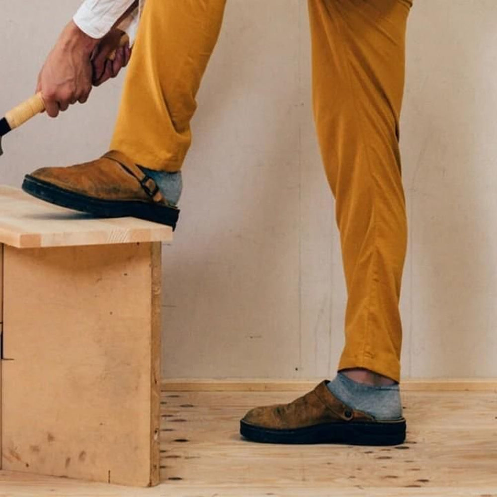 "Herren Leder Hausschuhe, elegantes Design, braunes Leder, weiche Innensohle, orthopädischer Komfort für Zuhause."