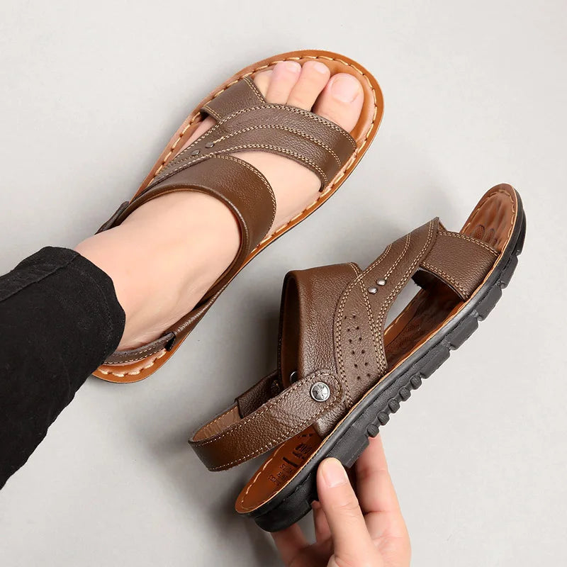 "Herren Leder Sandalen mit rutschfester Sohle, hochwertigem Leder, elegantem Design, ideal für Sommer und Strand."