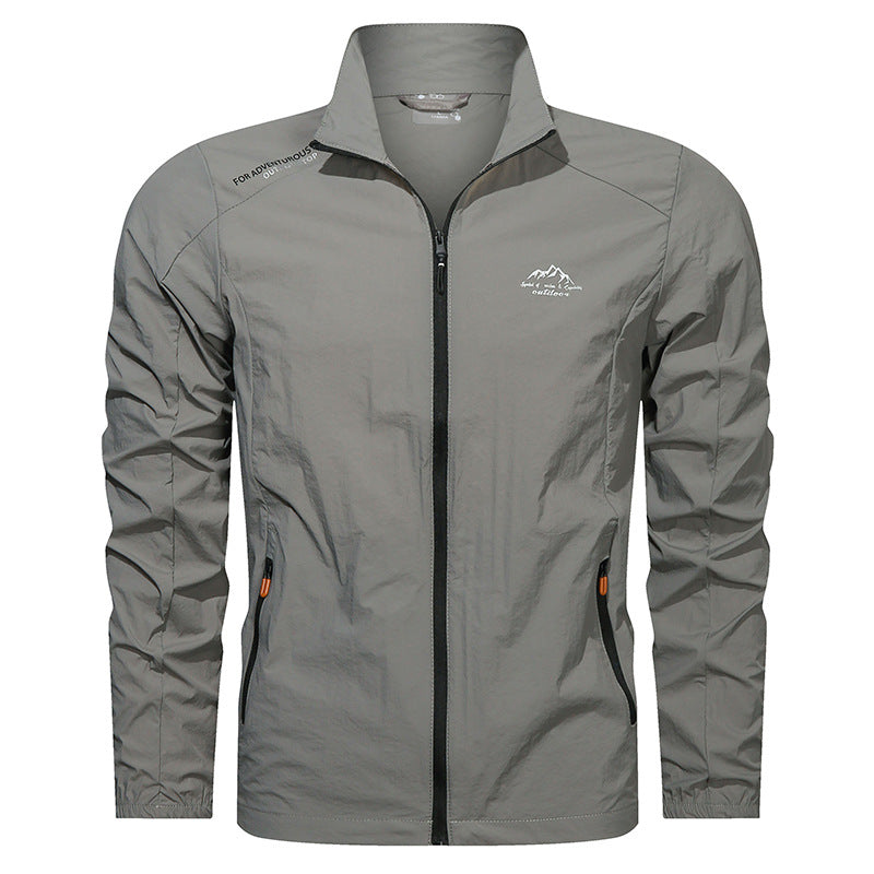 Leichte Herren Trainingsjacke mit UV-Schutz und Schnelltrocknungsfunktion, perfekt als Freizeitjacke im Herbst.