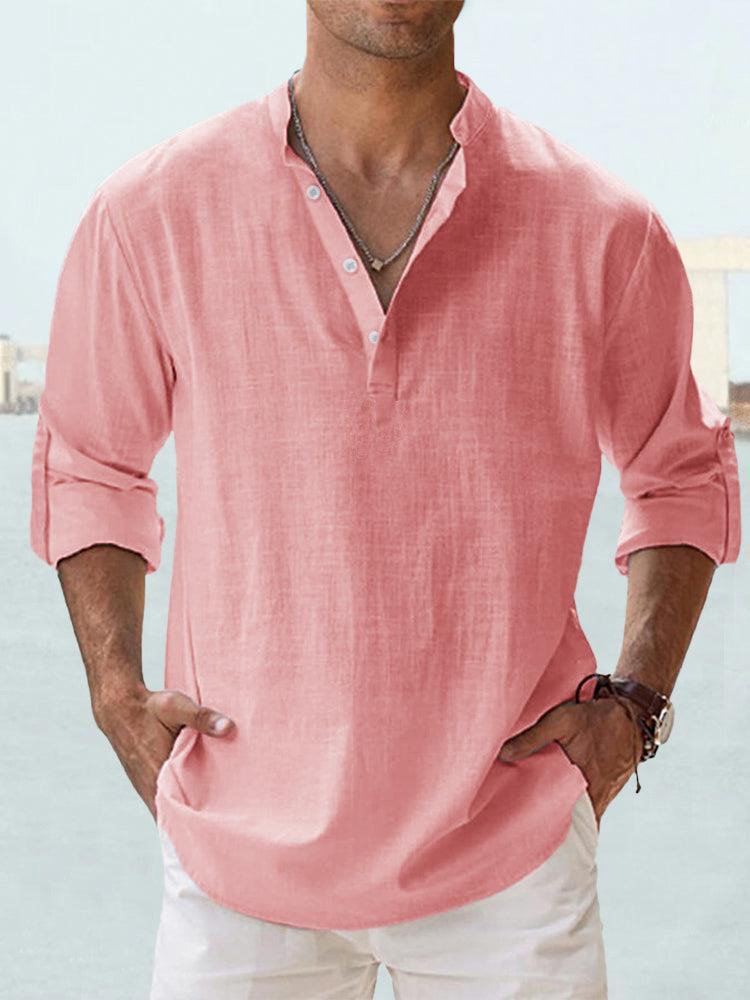 Nahaufnahme eines grauen Leinen-Langarmhemds für Herren in Henley-Stil, weich und lässig