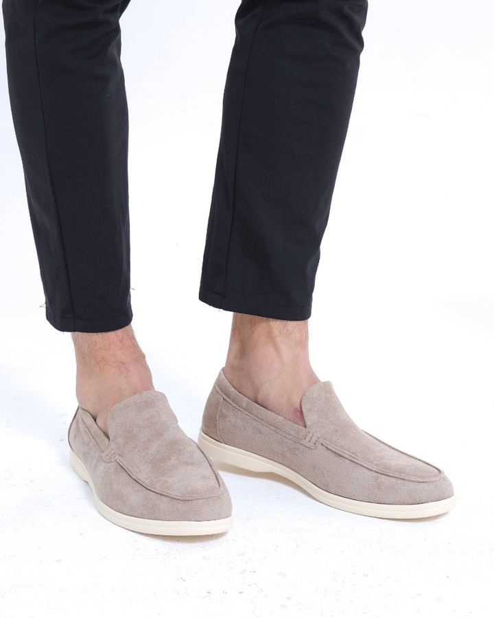 Bequeme Herren Mokassins in Mokka; klassische Slip-On Freizeitschuhe, ideal für Herbst und Alltag.