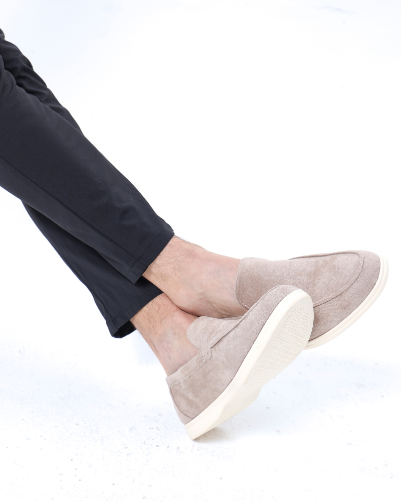 Stilvolle schwarze Herren-Loafer; pflegeleichte Slip-On Schuhe für Büro, Freizeit und Reisen.