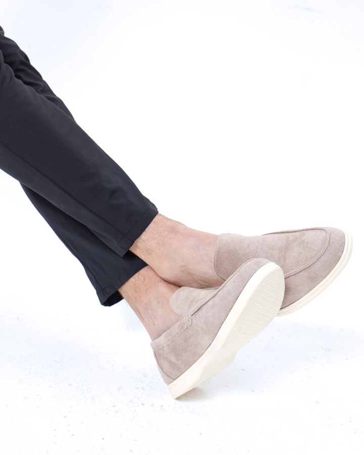 Stilvolle schwarze Herren-Loafer; pflegeleichte Slip-On Schuhe für Büro, Freizeit und Reisen.