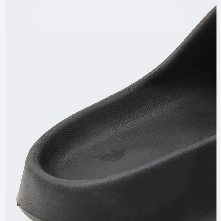 Herren minimalistische Slide Hausschuhe in Schwarz, ideal für Frühling & Sommer, bequem & modern.