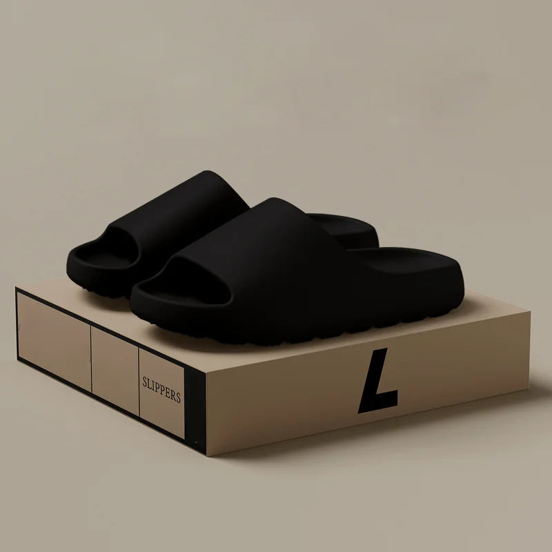 Minimalistische Herren Hausschuhe als bequeme Slides für drinnen & draußen im Frühling.
