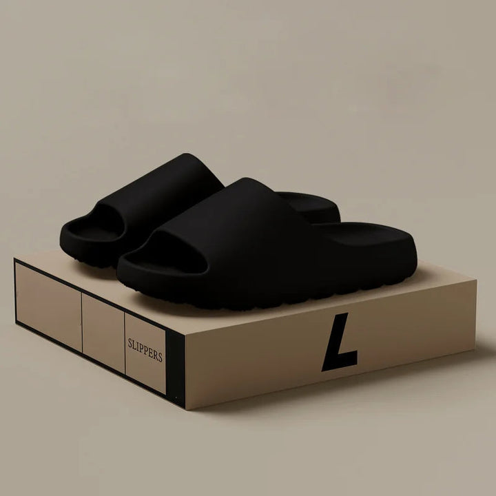 Minimalistische Herren Hausschuhe als bequeme Slides für drinnen & draußen im Frühling.
