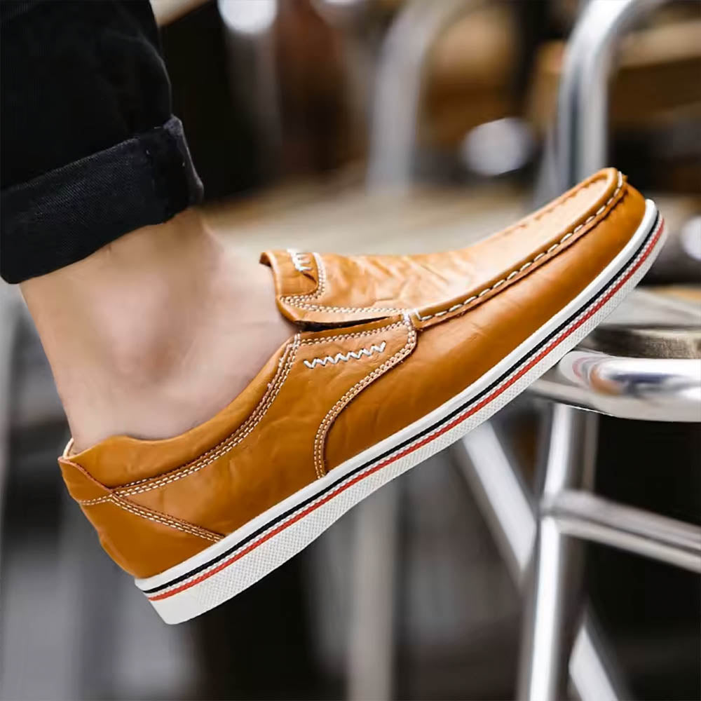 Herren Moc Toe Loafers in Schwarz mit auffälligen Kontrastnähten. Bequeme Slip-on Freizeitschuhe für den Frühling.