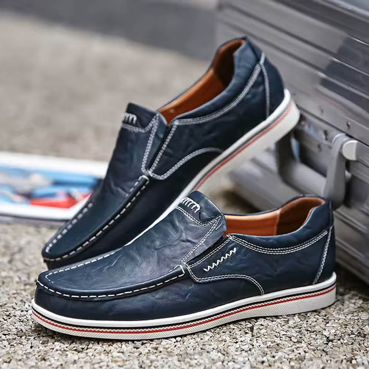 Stilvolle Herren Moc Toe Loafers in Marineblau mit bequemer Passform. Ideal als lässige Frühlings- und Freizeitschuhe.