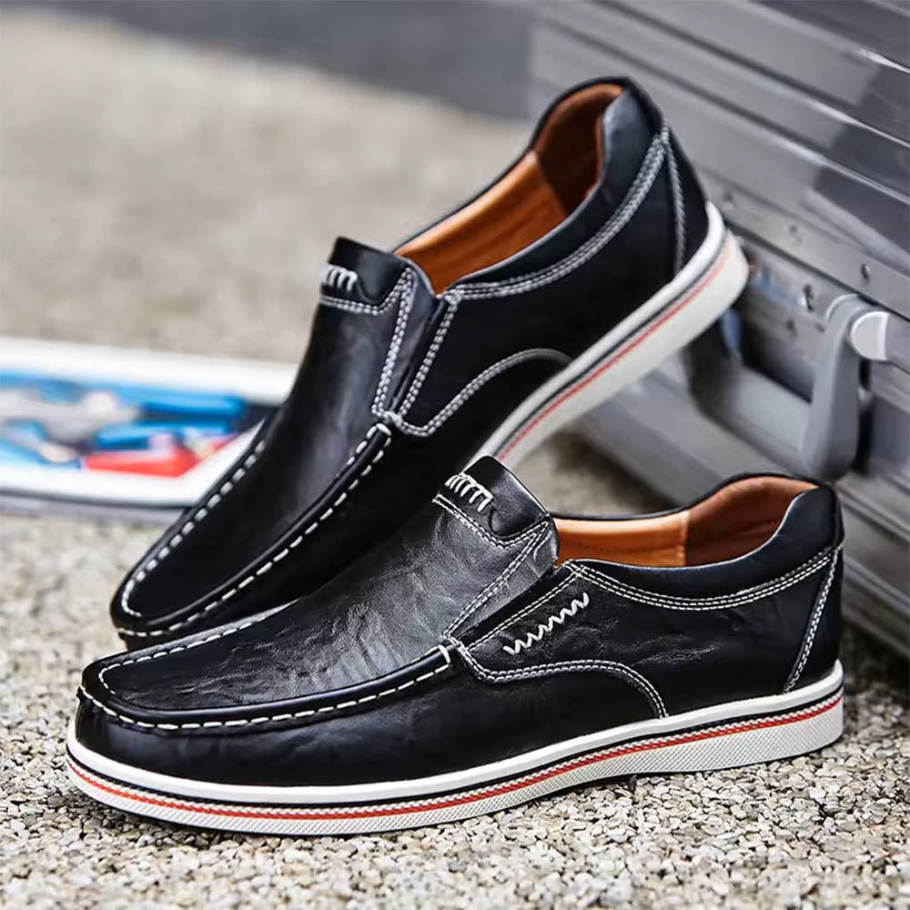 Gelbe Herren Moc Toe Loafers mit präzisen Kontrastnähten. Trendige und bequeme Slip-on Schuhe für Herren.