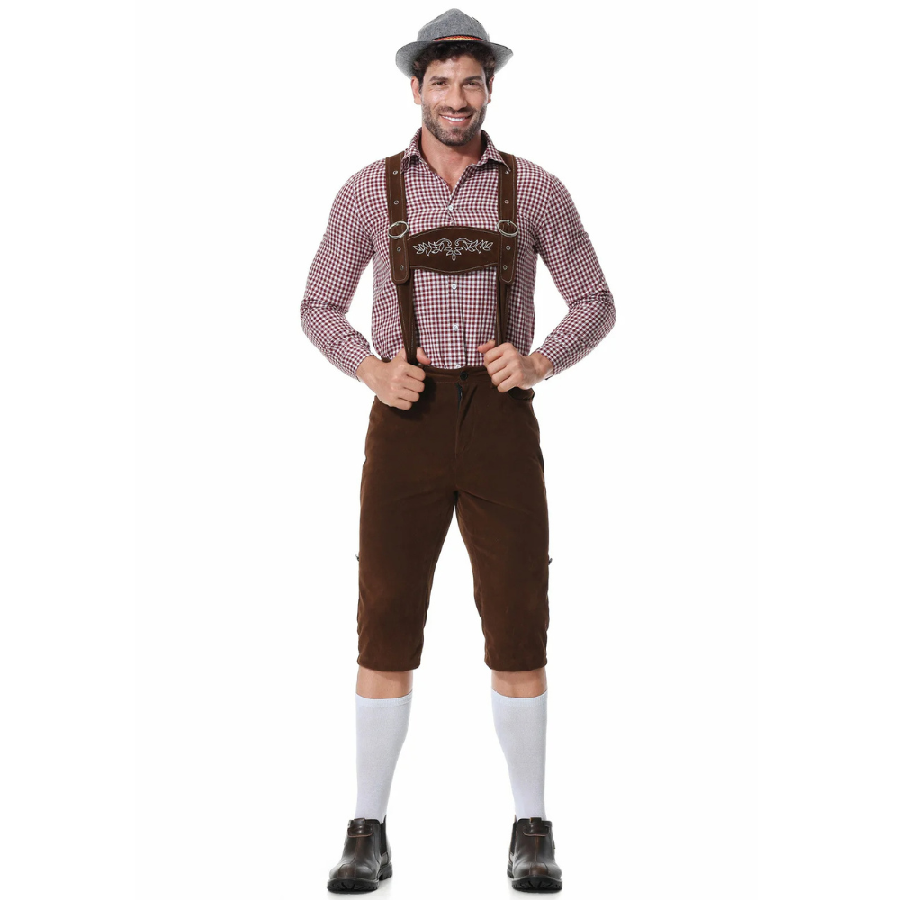 Traditioneller Trachten-Dreiteiler für Herren: Braune Lederhose, kariertes Hemd, passende Krawatte.