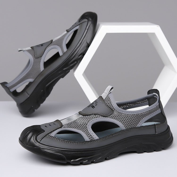 Mann trägt bequeme orthopädische Herren-Sandalen bei Outdoor-Aktivitäten im Sommer. Komfort & sicherer Halt.