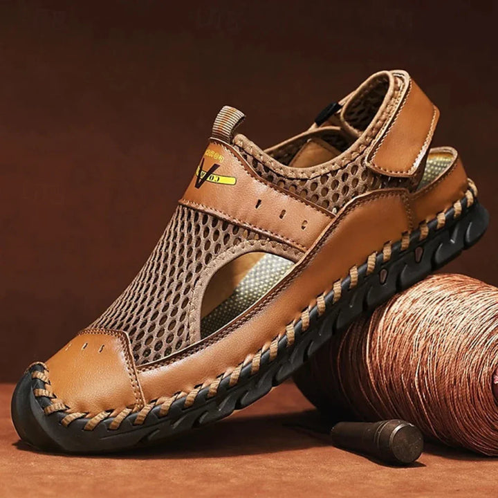 Herren Outdoor Sandalen Friedrich in Grau/Schwarz, atmungsaktiv & bequem, ideal für Frühling & Sommer, mit griffiger Sohle.