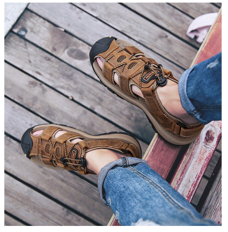 "Herren Outdoor Sandalen für Abenteuer, robustes Design, Leder- und rutschfeste Sohle, optimaler Halt, beige Farbe."