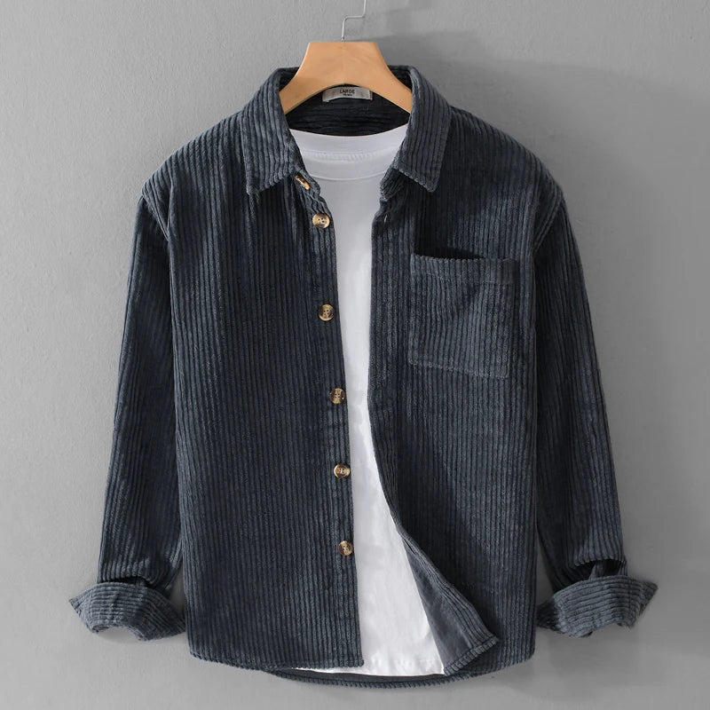 Graue Herren Overshirt-Jacke mit elegantem Kentkragen und Knopfleiste, ideal als stilvolle Übergangsjacke.