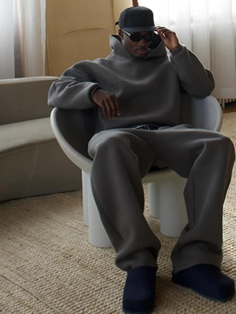 Hochwertiger Herren Kapuzenpullover & Jogginghose als Oversized Set, bequem für Winter.